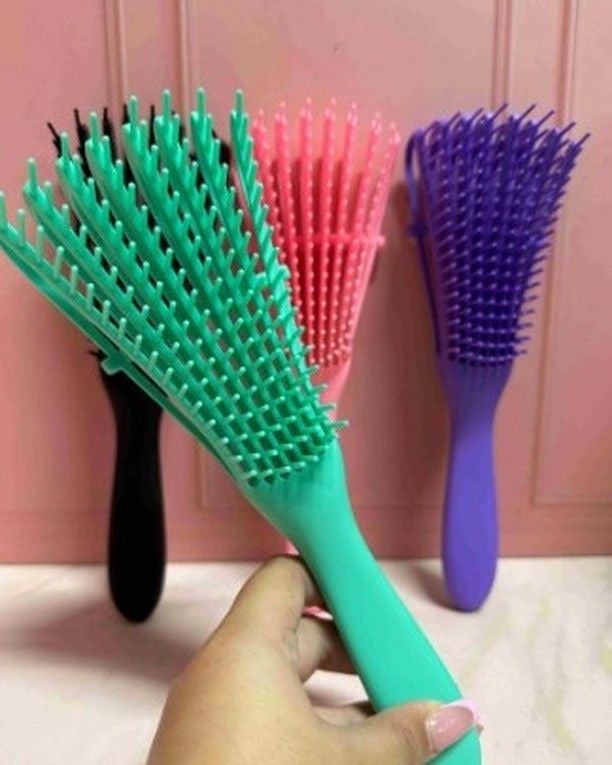 Cepillo cabello rizado.